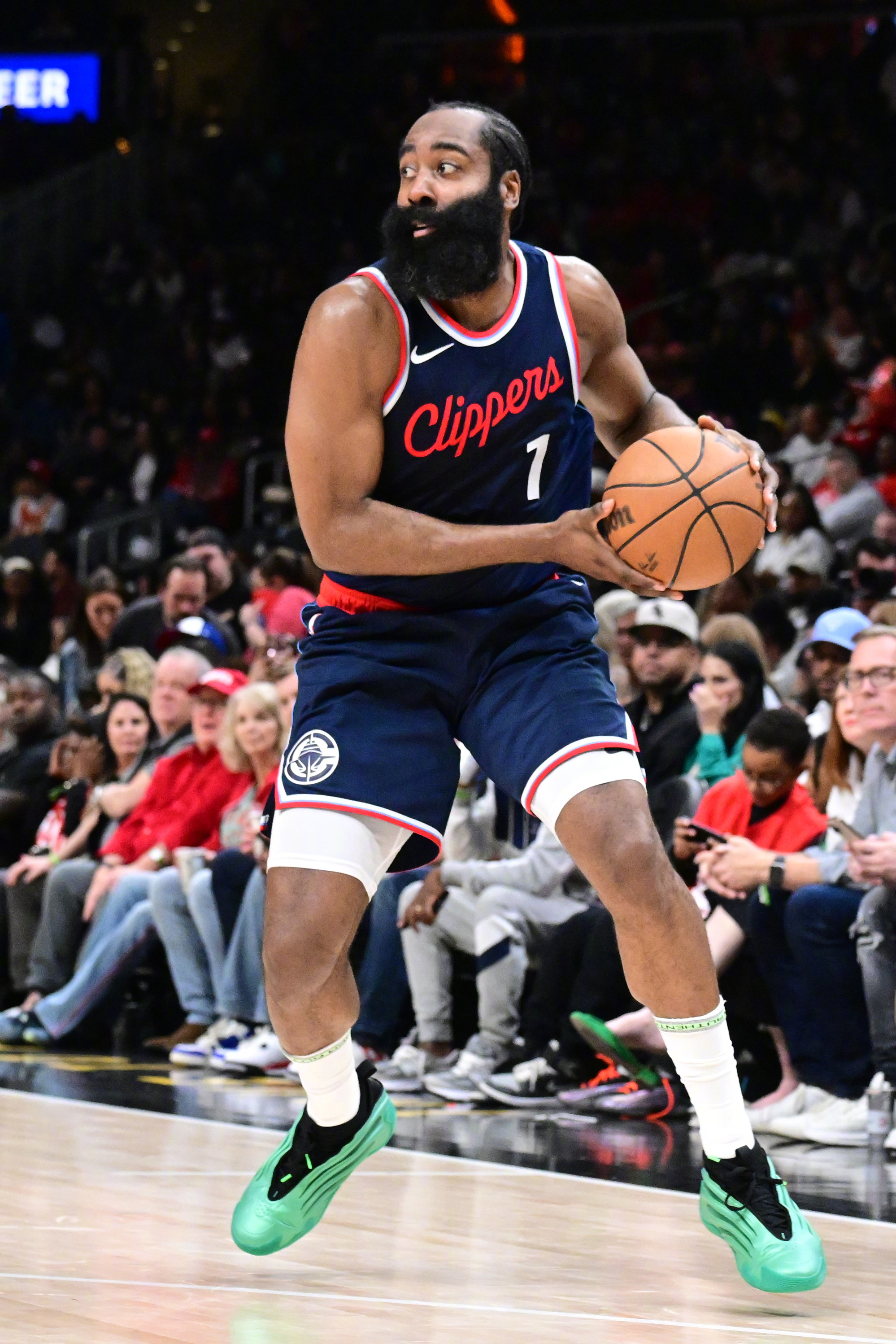 公牛引发争议！，哈登官方宣布出色防守新规上演精彩一战(哈登三双快船逆转公牛)