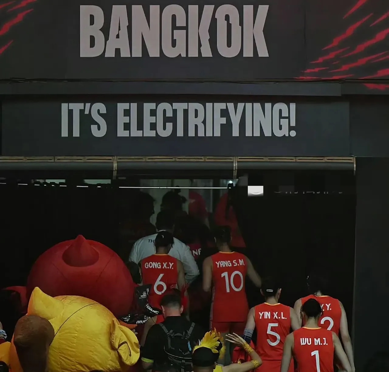 勒沃库森训练开放日，转会期止住颓势引欢呼，西甲在即，临场指挥获称赞的简单介绍